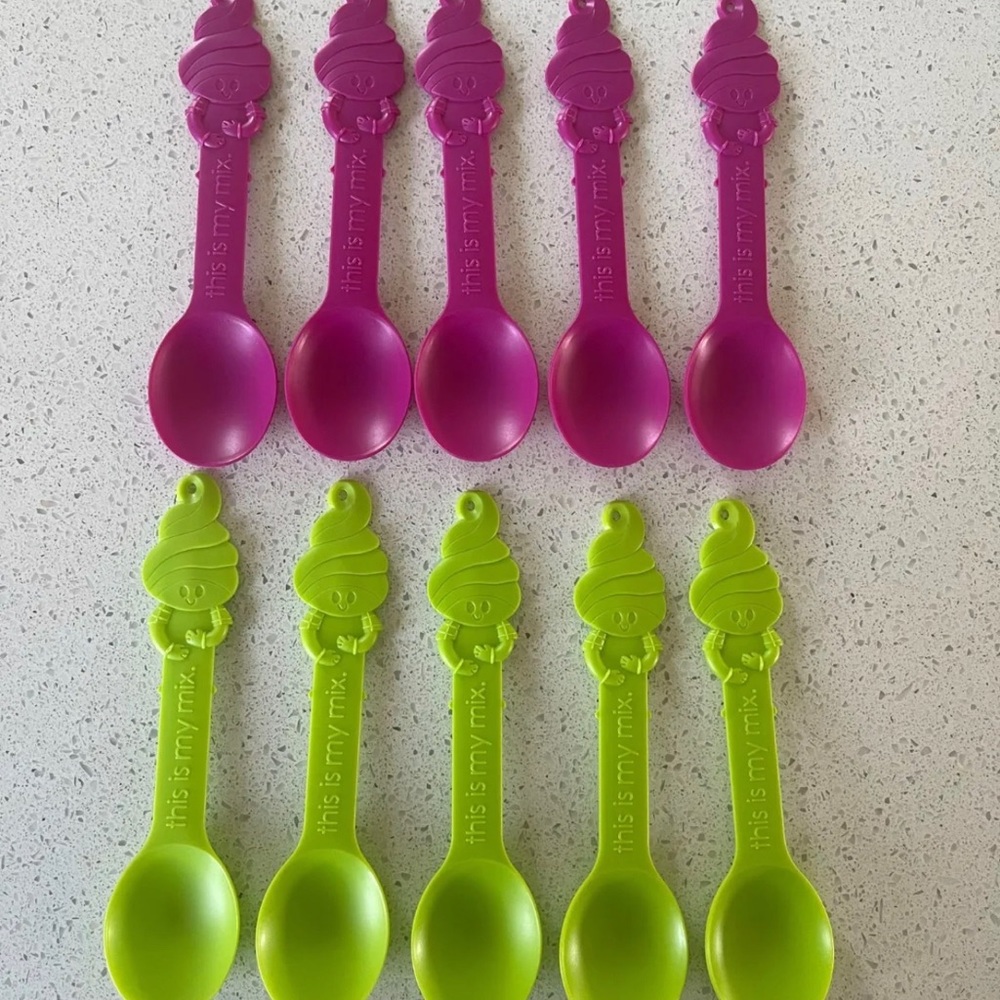 Menchies Frozen Yogurt Ice Cream Hard Plastic Spoons Crafting Lot of 20
